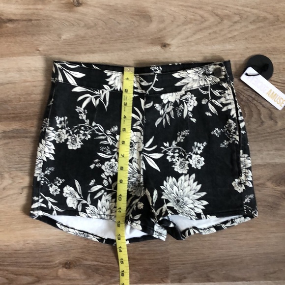 Brand New Floral Shorts - Picture 4 of 8